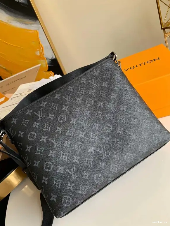 WIS LOUIS MESSENGER VUITTON BAG 0513